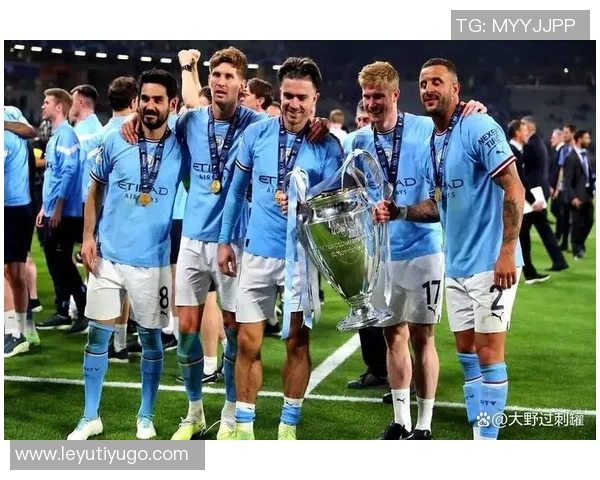 曼城新赛季全家福展现团结精神瓜帅领衔福登与B席并肩作战